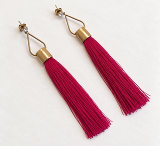 Pendientes largos de flecos rojo y dorado