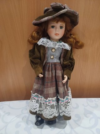 Muñeca de Porcelana con Vestido Clásico