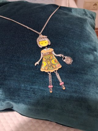 Colgante Largo Bisutería Figura Mujer