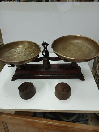 Balanza Antigua con Pesas
