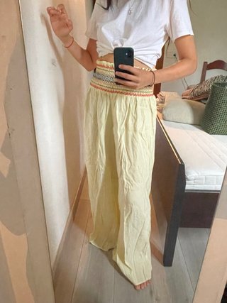 Pantalón fluido amarillo de Zara