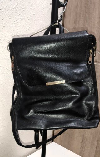 Mochila Negra de Material Sintético
