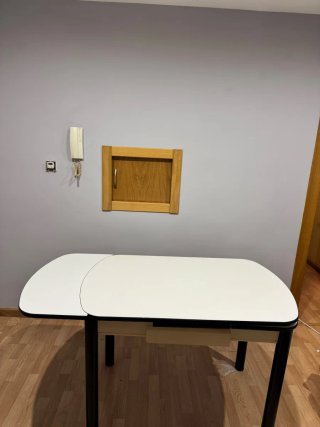 Mesa extensible blanca y negra