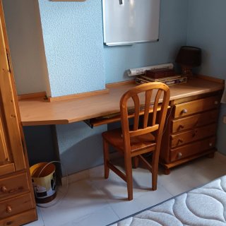 Dormitorio de madera con escritorio