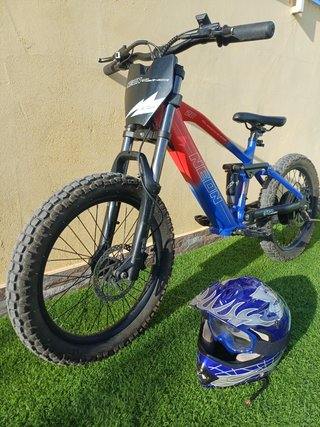 Bicicleta Eléctrica Neon con Casco