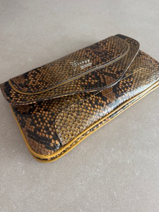 Cartera de mano Guess efecto piel