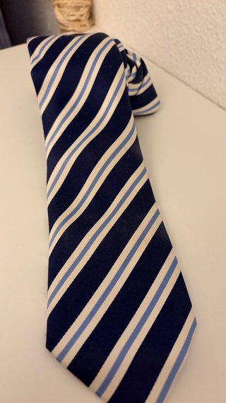Corbata de rayas azul y blanca