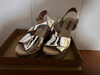 Zapatos de tacón plateados Vogue