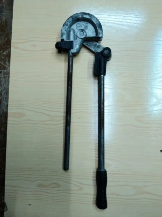 Curbadora de tubos manual