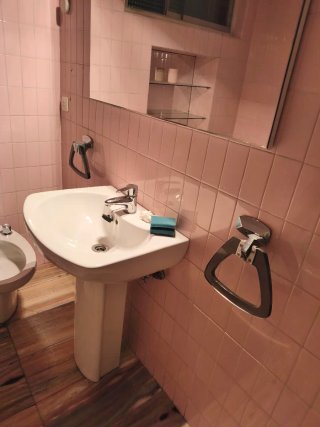 Lavabo con Pedestal y Espejo con Luz