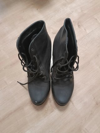 Botines Negros con Cordones