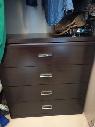 Cómoda de madera oscura