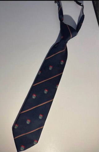 Corbata de niño anudada
