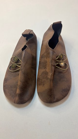 Zapatos marrones con detalle de botones unisex