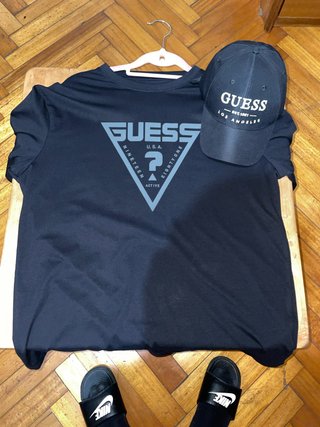 Conjunto Camiseta y Gorra Guess Negro