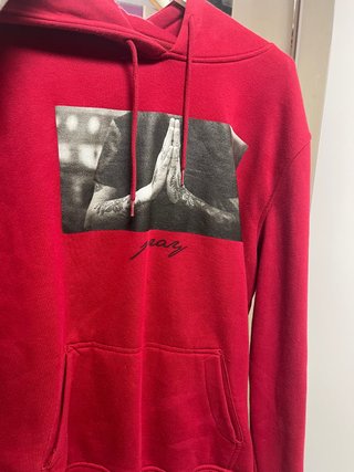 Sudadera Roja con Estampado Pray