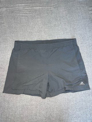 Pantalón corto Adidas gris