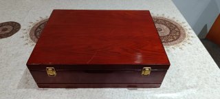 Cubertería en caja de madera