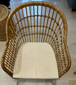 Sillón de ratán con cojín