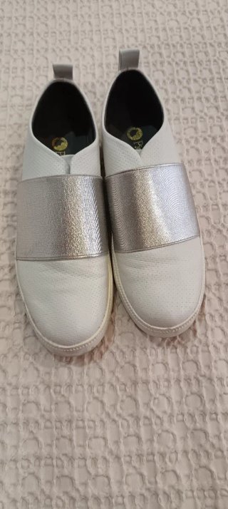 Zapatillas Blancas y Plateadas