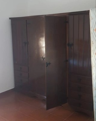Armario clásico de madera maciza con cajones