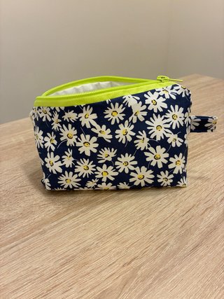 Neceser con Estampado de Margaritas