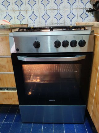 Cocina de gas Beko con horno. En Blanes