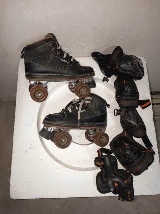 Patines de 4 Ruedas Negros con Protecciones N. 41