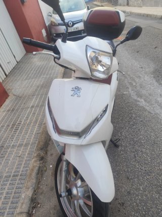 Scooter Peugeot Blanca