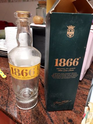 Botella Vacía de Brandy 1866 con Caja