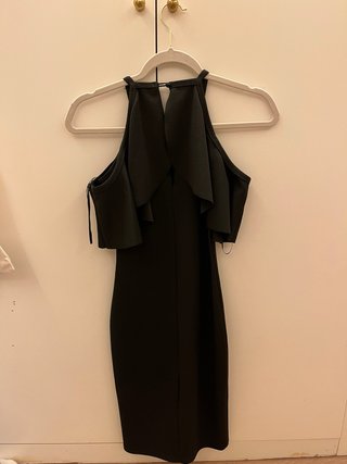 Vestido negro de gala media pierna ajustado