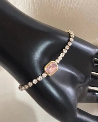 Pulsera con piedra central rosa