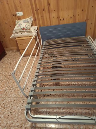 Cama articulada con somier y barandilla
