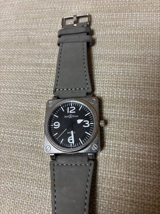Reloj estilo aviador con caja cuadrada
