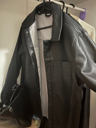 Chaqueta de cuerina negra