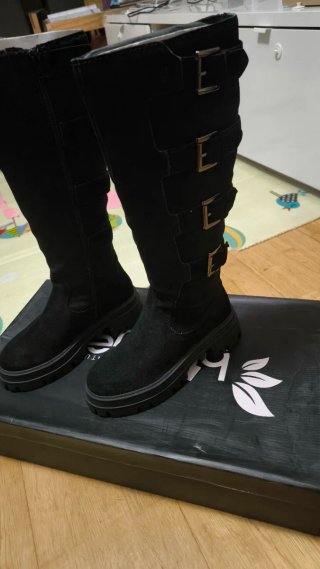 Botas altas negras con hebillas