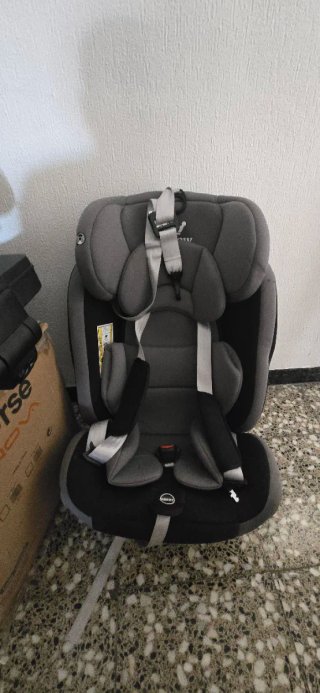 Silla de coche para niños gris y negra