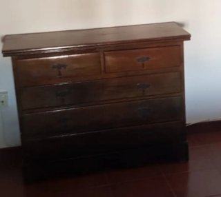 Cómoda clásica de madera oscura con 4 cajones