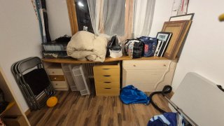 Scrivania in legno con cassettiera e testiera