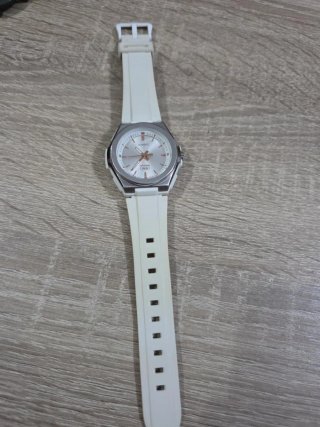 Reloj Casio Blanco y Plateado