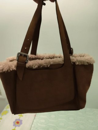 Bolso Marrón con Detalle de Pelo