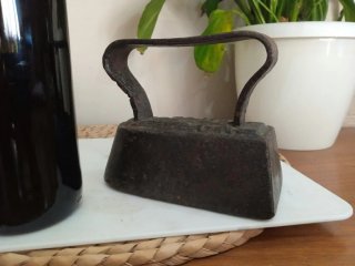 Antigua plancha de hierro fundido maciza.