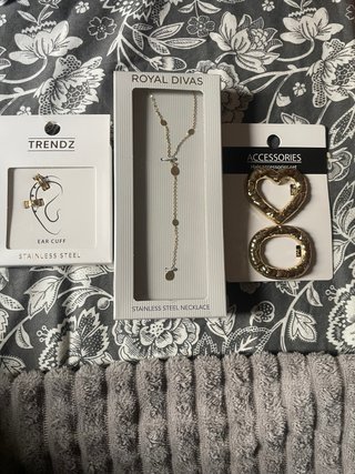 Set de 3 Accesorios: Ear Cuff, Collar y Pinzas