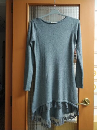 Vestido Minority Gris con Detalle de Encaje