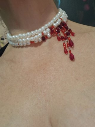Collar de Perlas y Sangre para Halloween