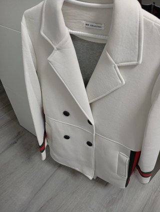 Chaqueta Blanca con Detalles