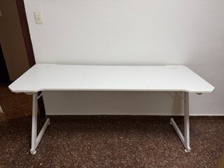 Mesa de escritorio blanca