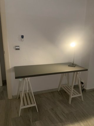 Mesa de estudio con lámpara de varias altura