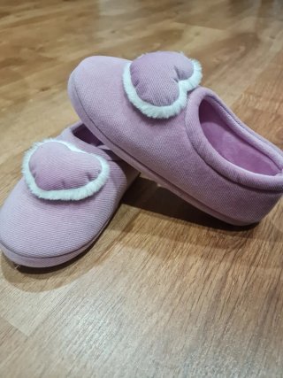 NIÑA. Zapatillas de estar por casa Ysabel Mora
