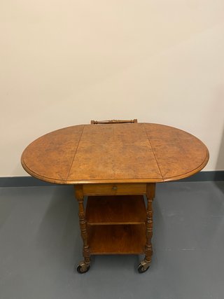 Carrito de madera con alas abatibles